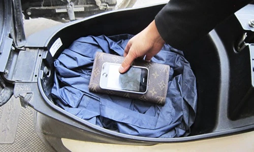 Những đồ vật tuyệt đối không để trong cốp xe máy