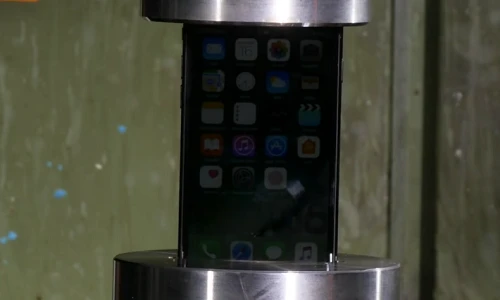 Xem tra tấn iPhone 7 tàn nhẫn bằng máy thủy lực 1.000 tấn
