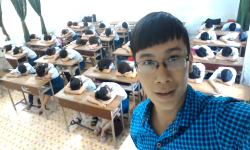 Thầy giáo đáng yêu nhất hệ mặt trời gây sốt dân mạng