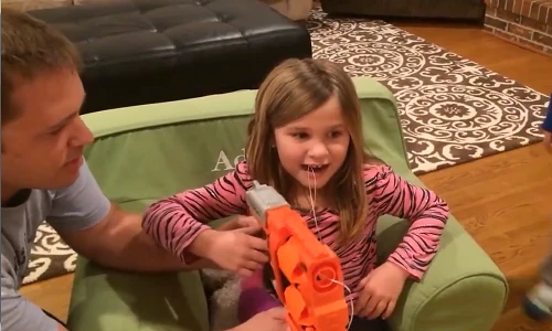 Màn nhổ răng bá đạo chưa từng thấy của ông bố