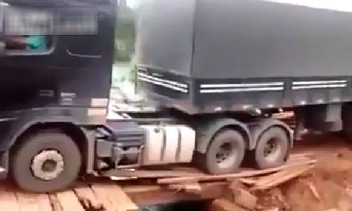 Thót tim cảnh xe container chở nặng qua cầu gỗ tạm