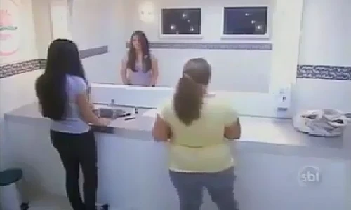 Chiếc gương ma quái trong phòng vệ sinh nữ