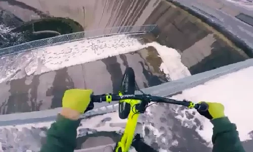 Đi xe đạp trên song sắt cao 200m không thể tin nổi