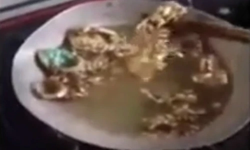 Sự thật người đàn ông xào vàng ăn sáng vì không có gì ăn