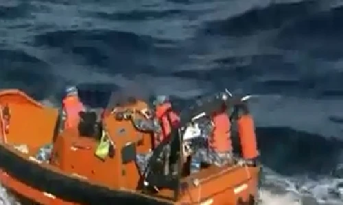 Clip trục vớt vật thể nghi của máy bay Casa 212 ở độ sâu 60m