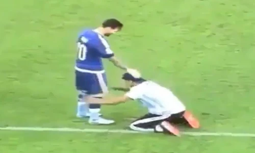 Video fan cuồng quỳ lạy xin chữ ký Messi
