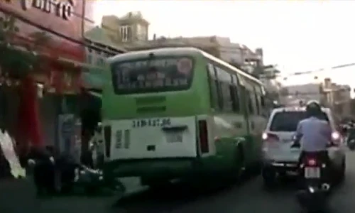 Bức xúc clip xe buýt chạy lấn làn gây tai nạn