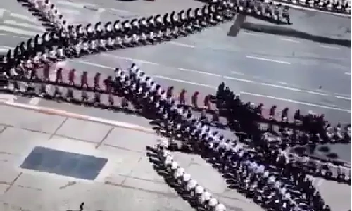 Ngỡ ngàng trước sự chính xác đến không tưởng của đoàn diễu hành 