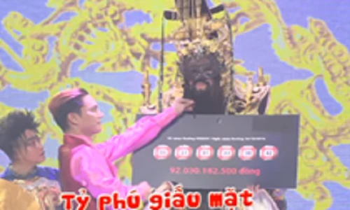 Danh hài Hoài Linh đeo mặt nạ nhận 92 tỷ đồng