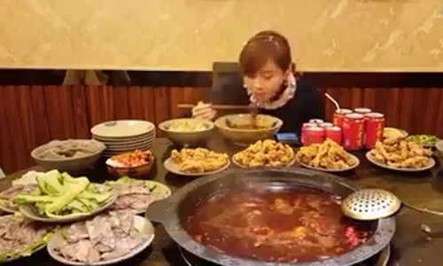 Khả năng ăn siêu phàm khó tin của cô gái mảnh mai