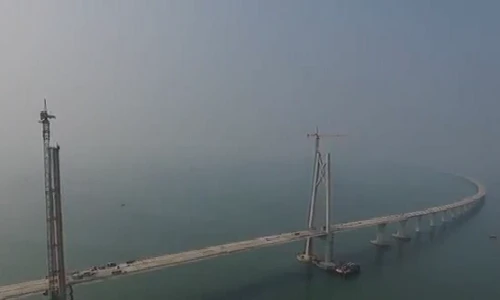 Ngắm cầu vượt biển dài nhất thế giới sắp hoàn thiện