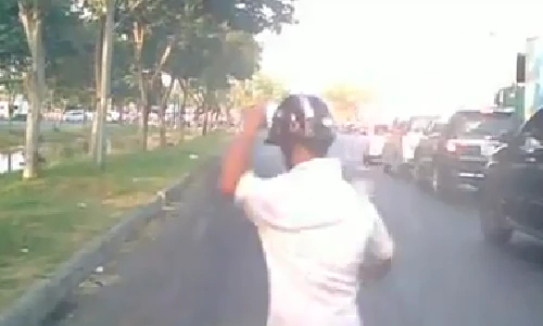 Suýt bị ô tô đâm vì mải nghe điện thoại