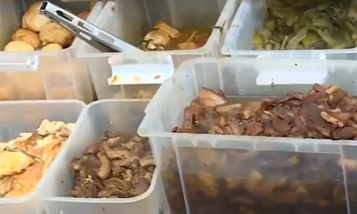 Đánh cược sức khỏe với bữa cơm ngoài cổng bệnh viện