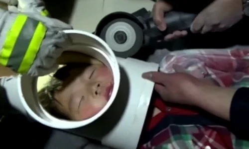 Clip: Giải cứu bé trai 5 tuổi bị kẹt đầu trong ống nhựa