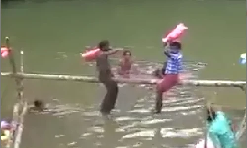 Cười vỡ bụng với trò đập gối đối kháng trên cầu khỉ