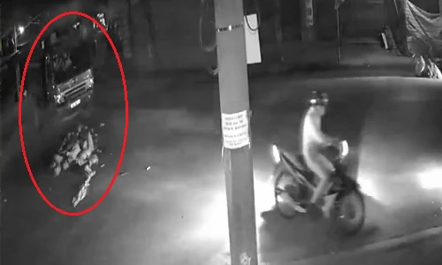 Clip xe máy kẹp 4 phóng ẩu, tông trực diện xe tải trong đêm