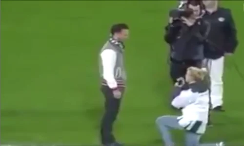 Cô gái quỳ gối cầu hôn bạn trai trên sân bóng và cái kết phũ phàng