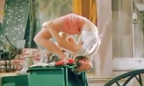 Kinh ngạc trước khả năng uốn dẻo của cô gái