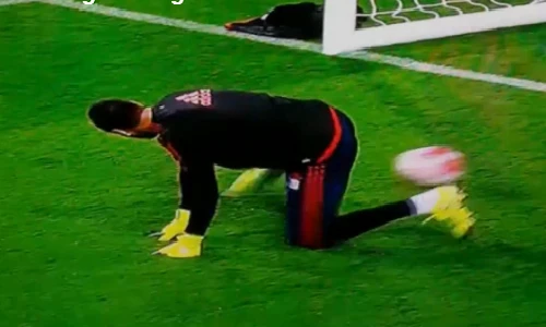 Tình huống “đẻ trứng” của thủ môn trước giờ bóng lăn