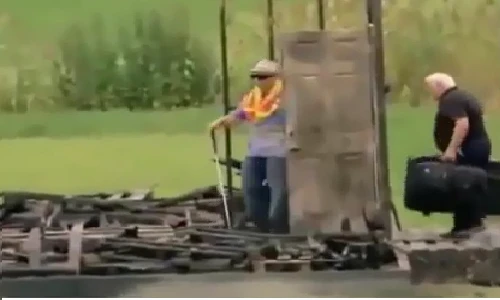 Kỳ quặc người đàn ông giả mù tìm sự giúp đỡ