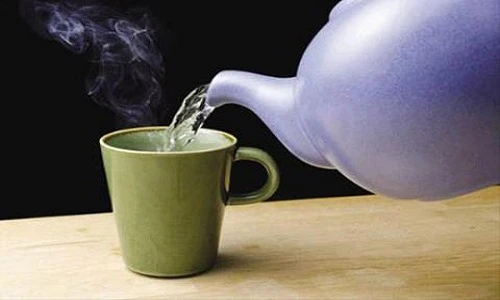 Nguy hại khôn lường từ việc uống nước quá nóng