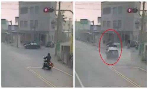 Kinh hoàng người lái mô tô chờ đèn đỏ bị ô tô hất văng