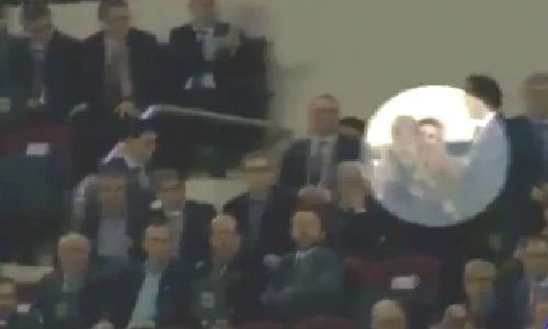 Được fan nữ hôn, Messi suýt bỏ lỡ bàn thắng của Suarez