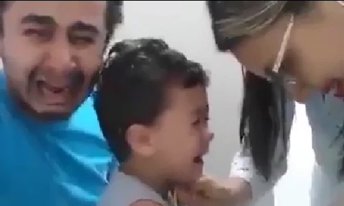 Video: Bố khóc như mưa khi con trai bị tiêm