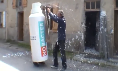 Tức nổ mắt chàng trai xịt bẩn vào mọi thứ 