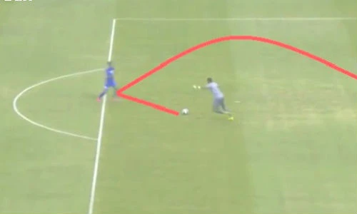 Sai lầm ngớ ngẩn chưa từng thấy của thủ môn