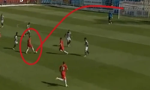 Pha lốp bóng ghi bàn khó tin ở khoảng cách gần 30m