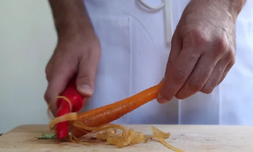 Mẹo gọt vỏ cà rốt nhanh gọn