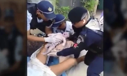 Video 3 cảnh sát đỡ đẻ cho bà bầu bên vệ đường