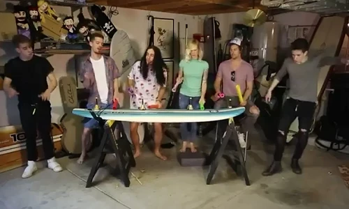 Bản cover Hello siêu bựa chỉ có ở nước ngoài