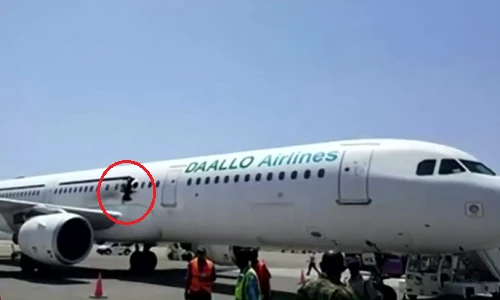 Máy bay Airbus bị thủng thân khi ở giữa trời