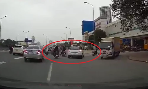 Người phụ nữ tạt đầu ẩu khiến lái xe ô tô loạng choạng