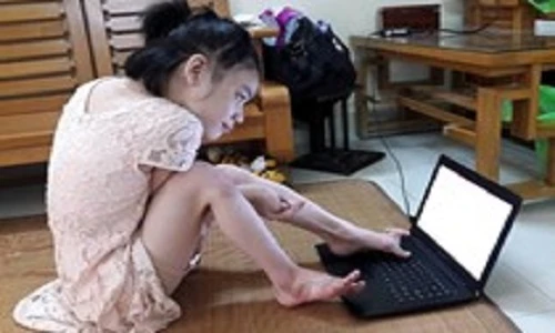 Nghị lực của nữ sinh gõ máy tính bằng một chân