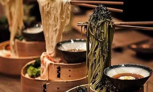 Độc đáo món mì trên đũa bay gây sốt ở Singapore