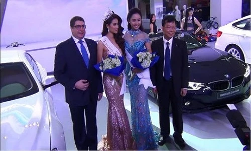 Hoa hậu Phạm Hương cùng dàn chân dài khoe dáng bên siêu xe