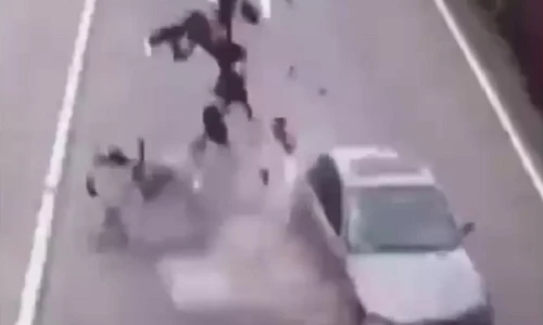 Hãi hùng cảnh ô tô hất tung người đi xe máy lên không trung