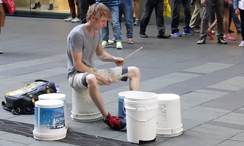 Ngỡ ngàng với bản nhạc từ những xô nhựa