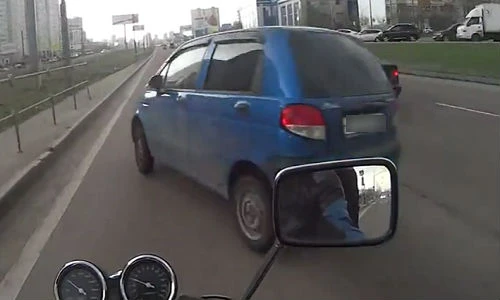 Clip: Lái xe mô tô may mắn nhất thế giới