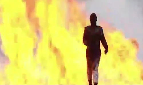 Bộ giáp giúp cô gái Nga tự tin đi xuyên bãi mìn đang phát nổ