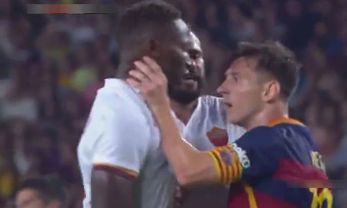 Tình huống Lionel Messi húc đầu, bóp cổ đối thủ