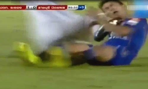 Pha đi bóng kinh hoàng bằng gầm giày vào mặt đối phương