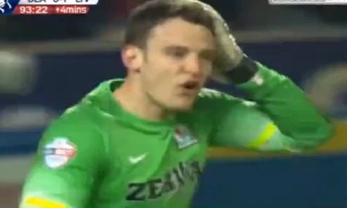 Pha xoay người dứt điểm như tiền đạo của thủ môn