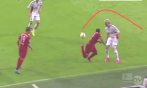 Pha gắp bóng cầu vồng tuyệt đẹp của sao Bayern Munich