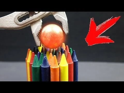 Chuyện gì xảy ra khi bỏ hòn thép nung vào bút sáp màu?