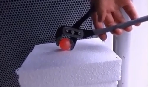 Xem hòn thép nung 1.000 độ C ăn mòn 20 tấm xốp