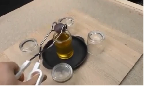 Bỏ hòn thép nung 1.000 độ C vào lọ mật ong 